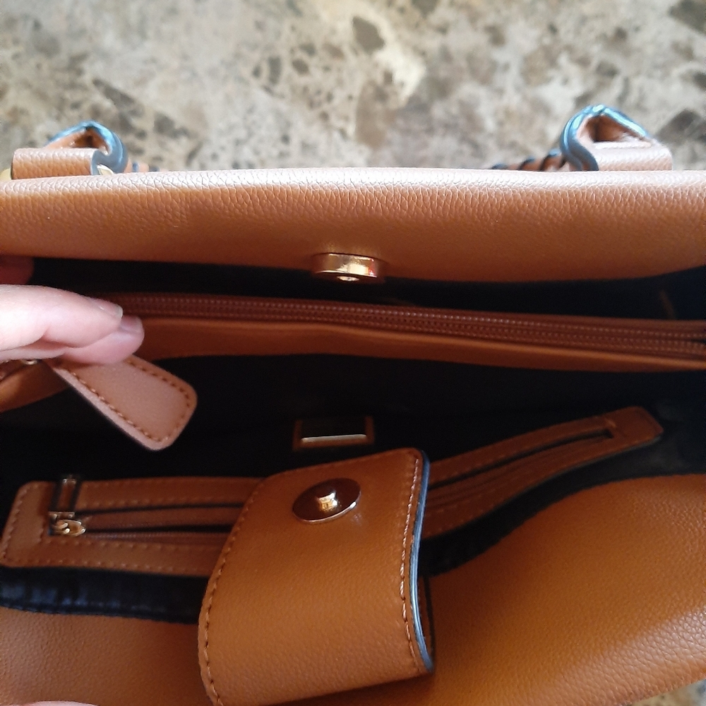 Guess purse - Picture 4 of 5
